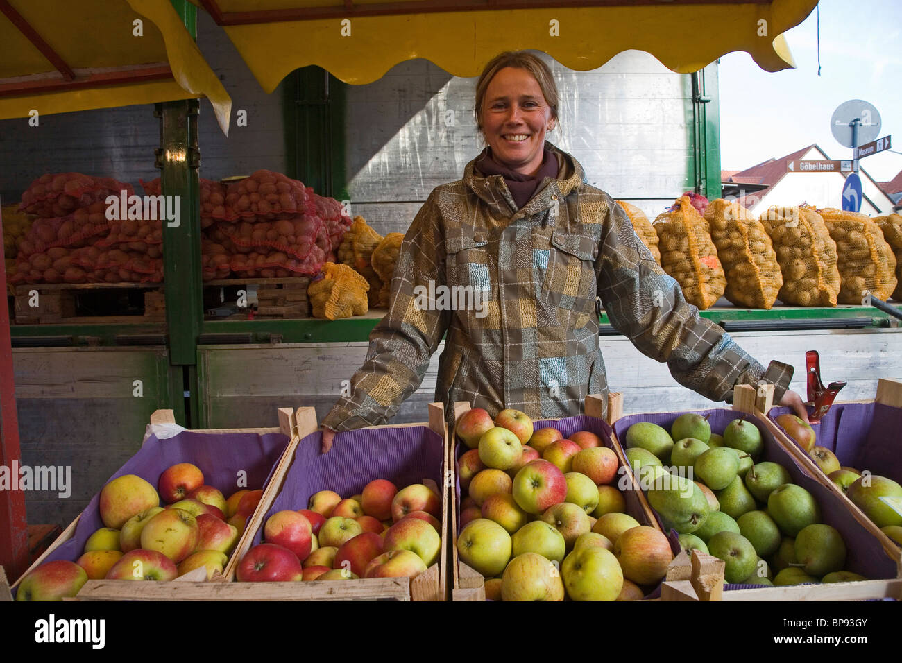 La donna per la vendita di frutta e verdura, mercato Springe, Regione di Hannover, Bassa Sassonia, Germania settentrionale Foto Stock
