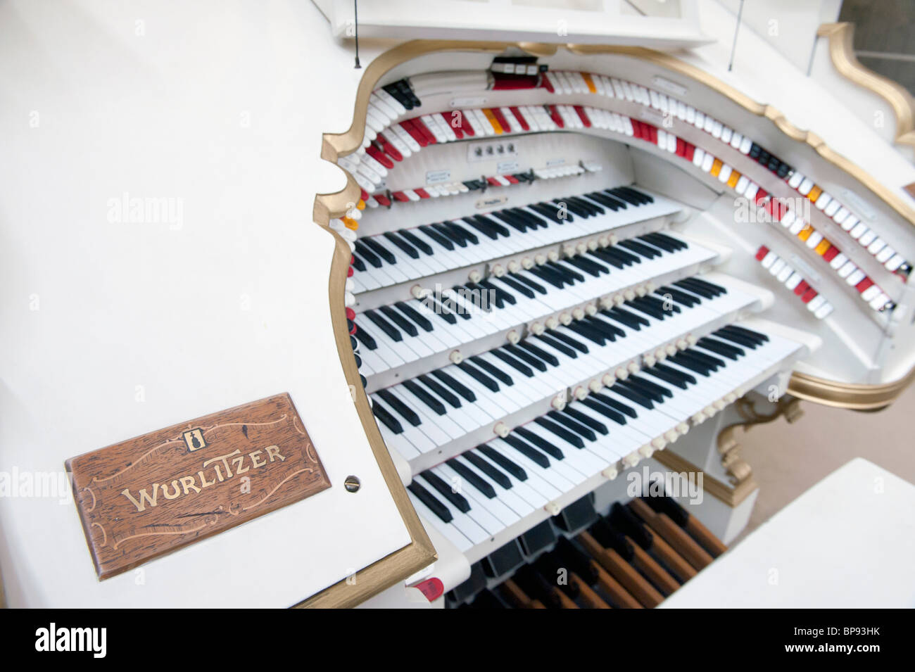 Organo Wurlitzer in esposizione al Museo Musikinstrumenten o il Museo degli Strumenti Musicali in Mitte Berlino Germania Foto Stock