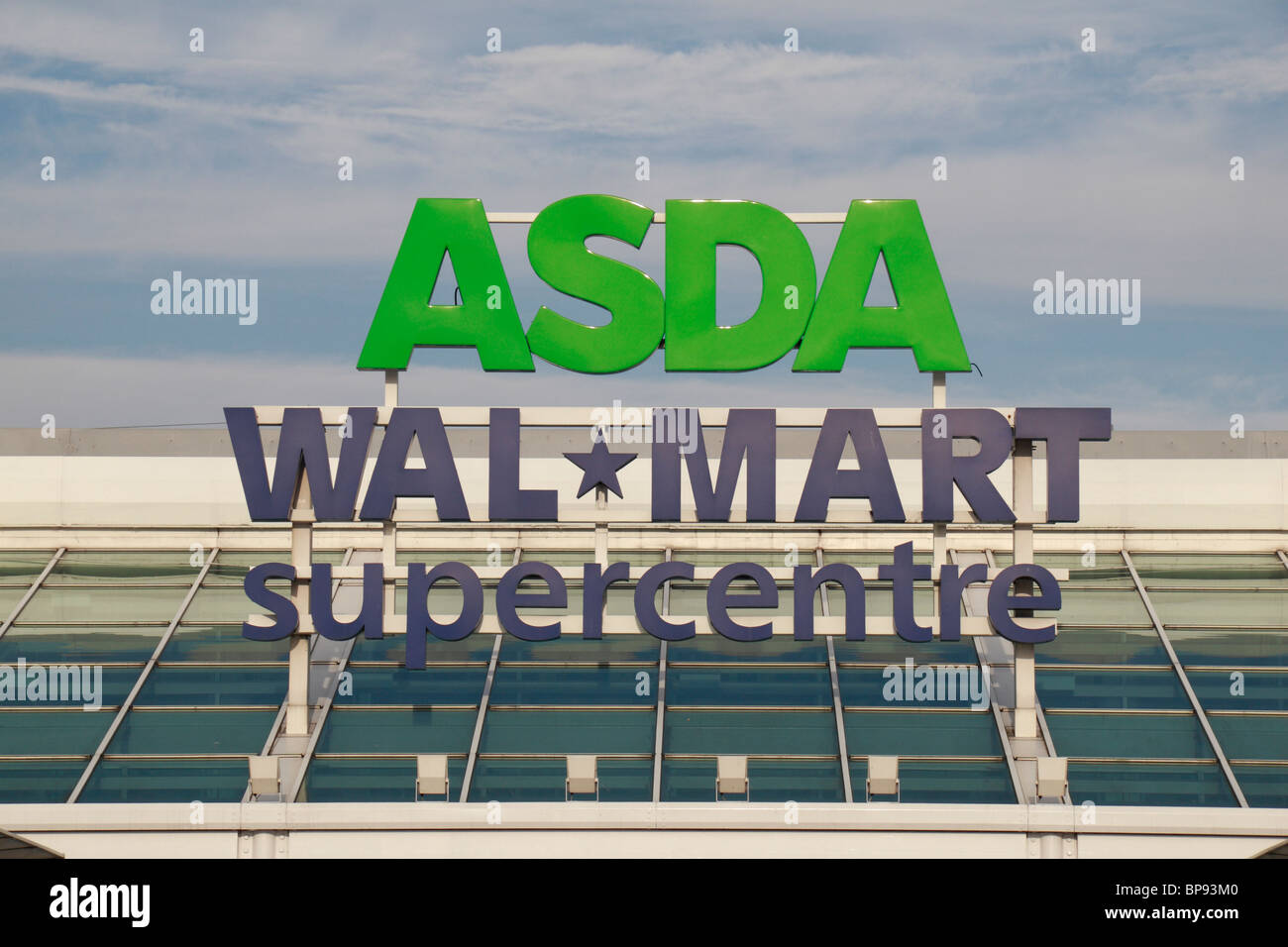 La Asda & Wallmart loghi e segni sopra l'entrata di un negozio nelle Midlands, Regno Unito. Foto Stock