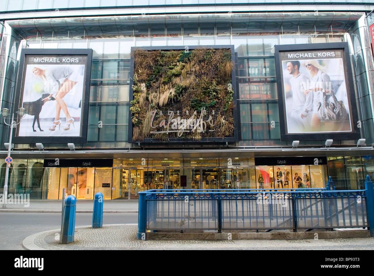 Galeris lafayette shopping mall esterno dell'edificio della città di Berlino Germania Europa Foto Stock