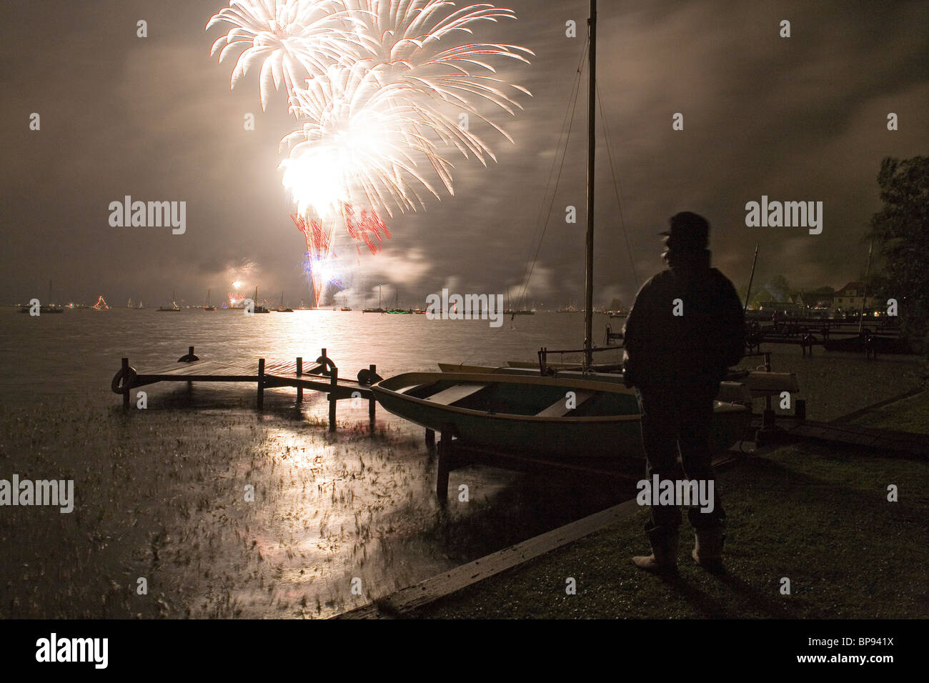 Fuochi d'artificio sopra Steinhuder Meer lago vicino Hannover, Bassa Sassonia, Germania settentrionale Foto Stock