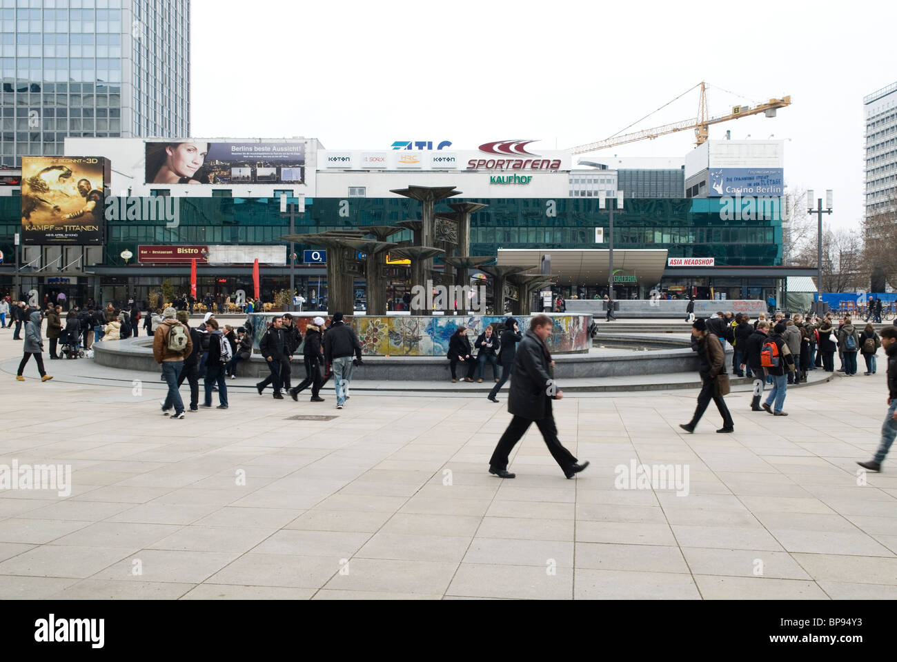 La gente a piedi in piazza Alexandeerplatz città Berlino Germania Foto Stock