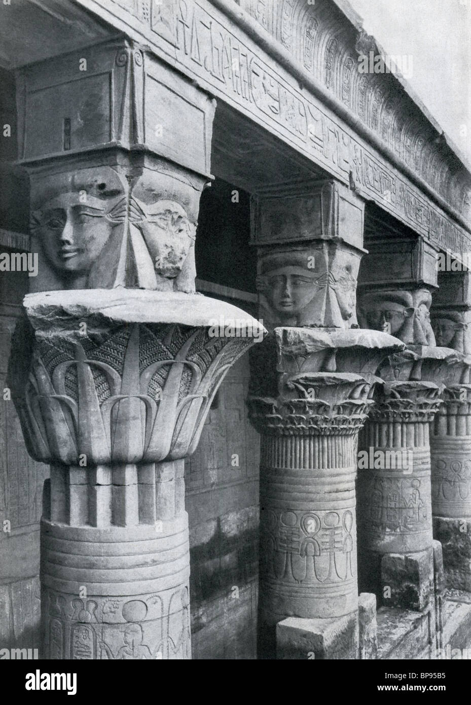 Un 1920s close-up di Hathor-colonne con testa presso il tempio dedicato alla dea egiziana Hathor sull isola di Philae. Foto Stock