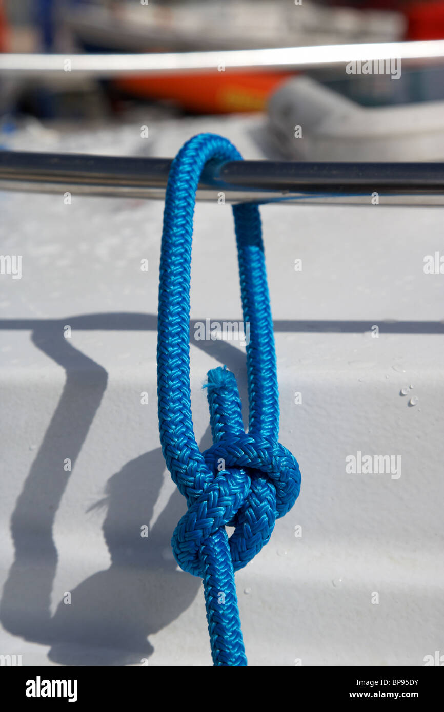 Corda blu legati in un nodo di bolina per una barca in acciaio rampa nel Regno Unito Foto Stock Corda blu legati in un nodo di bolina per una barca in acciaio rampa nel Regno Unito Foto Stock