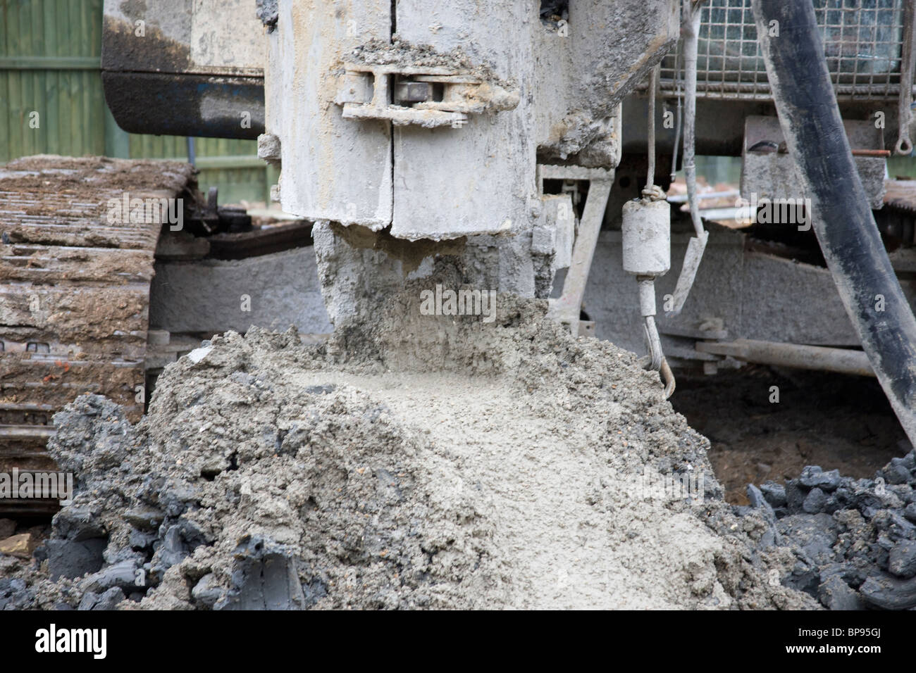 Pila forati riempiti con cemento liquido che trabocca da trapano è ritirata, pronto per la fase successiva. Foto Stock