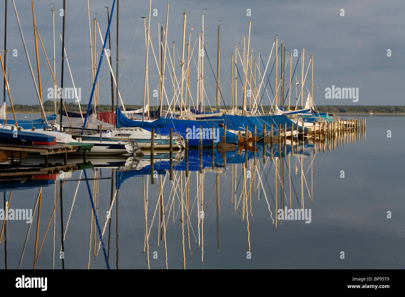 Yacht ormeggiato, lago Steinhuder riflessioni, Bassa Sassonia, Germania Foto Stock