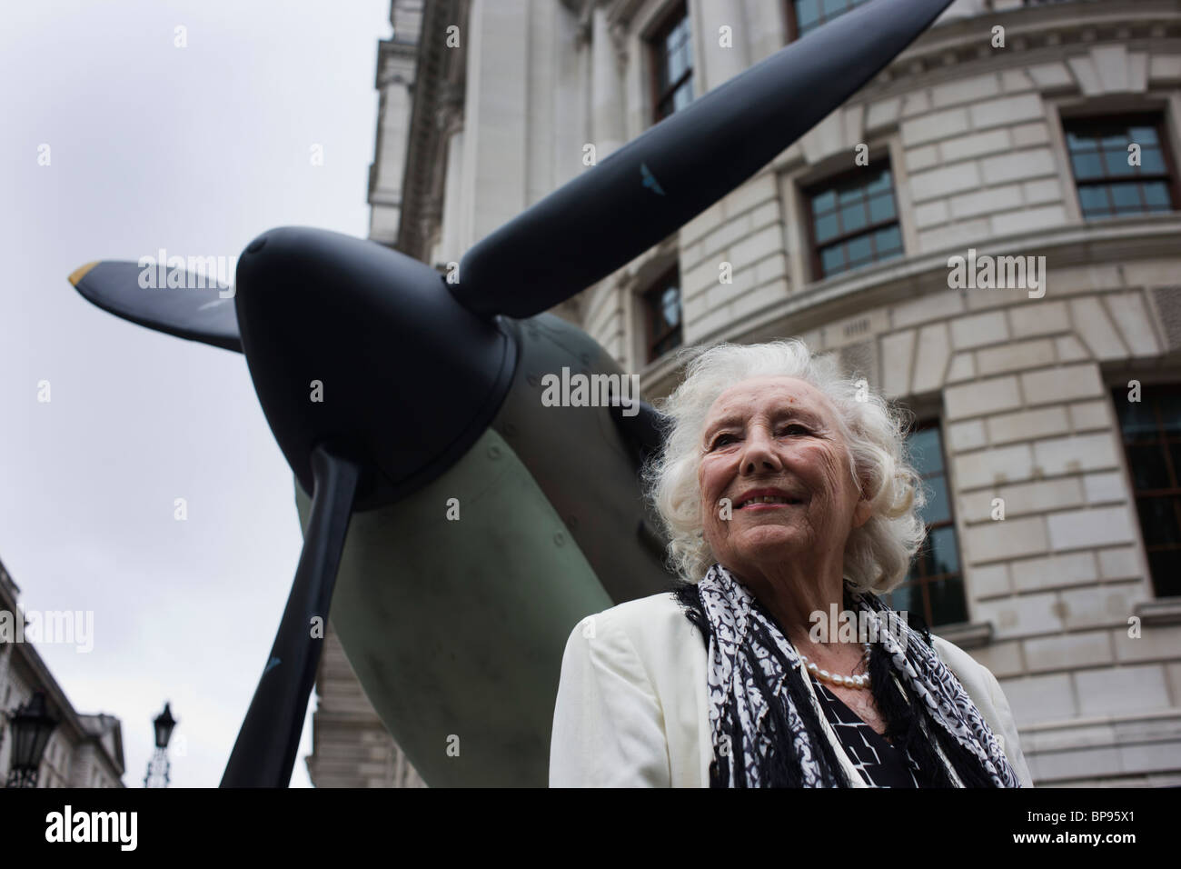 Dame Vera Lynn fa la sua comparsa nei pressi di Spitfire aereo da combattimento al settantesimo anniversario di WW2 battaglia della Gran Bretagna. Foto Stock