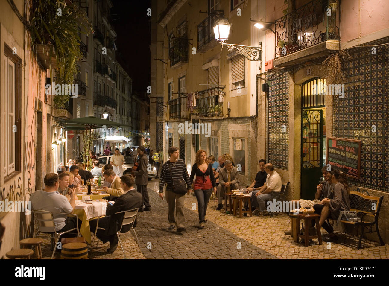 Le persone al di fuori del Alfaia Wine Bar nel Bairro Alta District, Lisbona Lisboa Portogallo, Europa Foto Stock