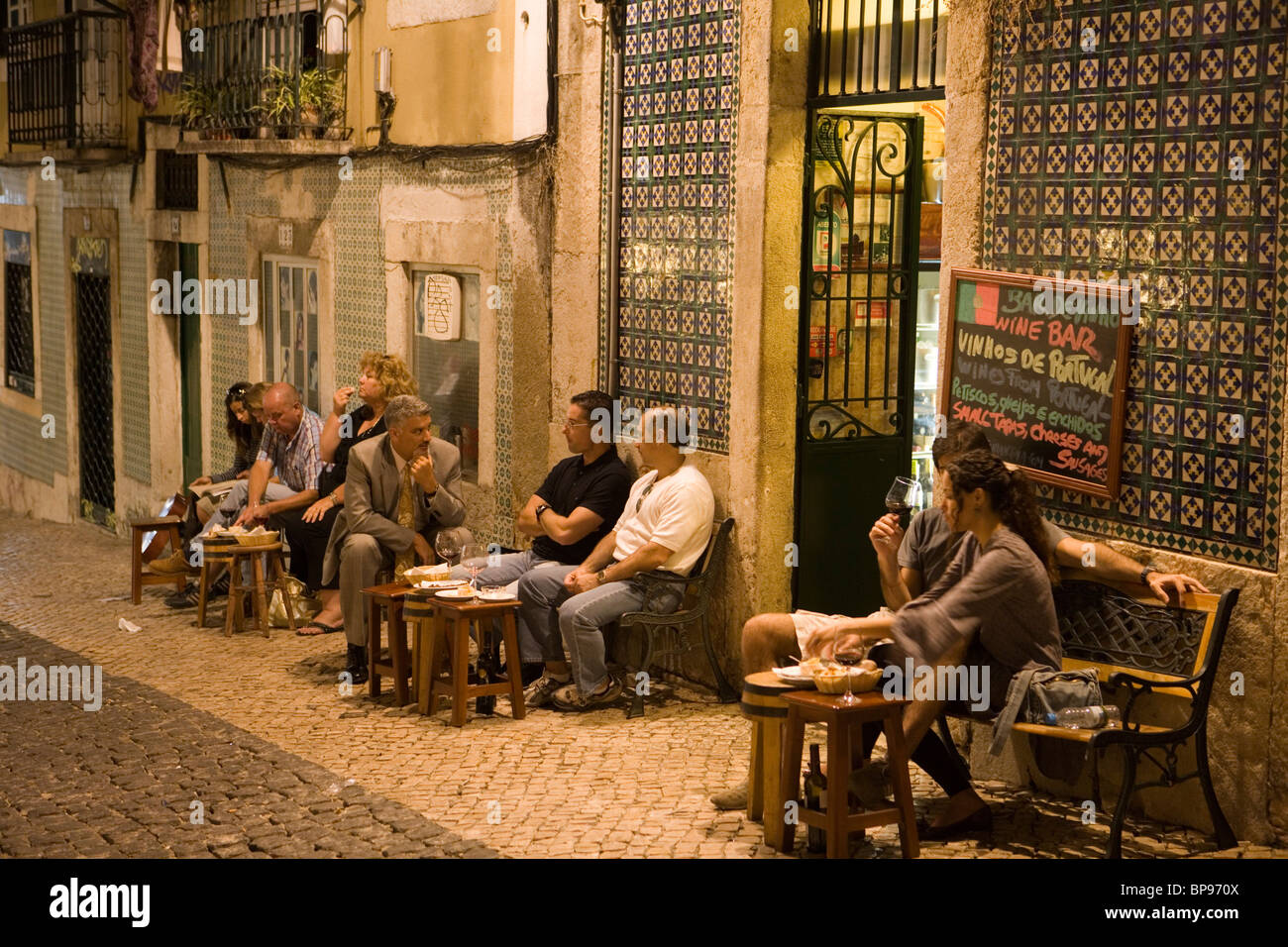 Le persone al di fuori del Alfaia Wine Bar nel Bairro Alta District, Lisbona Lisboa Portogallo, Europa Foto Stock