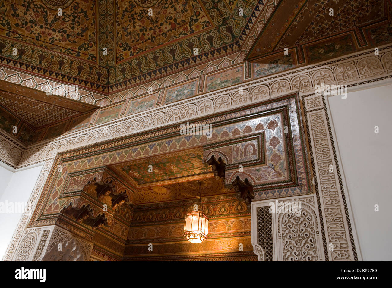 Per mosaico a parete e a soffitto al Palais de la Bahia Palace, Marrakech, Marocco, Africa Foto Stock