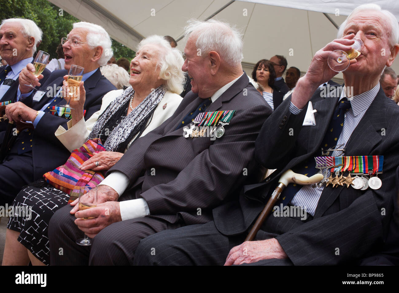 Dame Vera Lynn con il veterano RAF piloti fanno la loro comparsa in occasione del settantesimo anniversario di WW2 battaglia della Gran Bretagna. Foto Stock