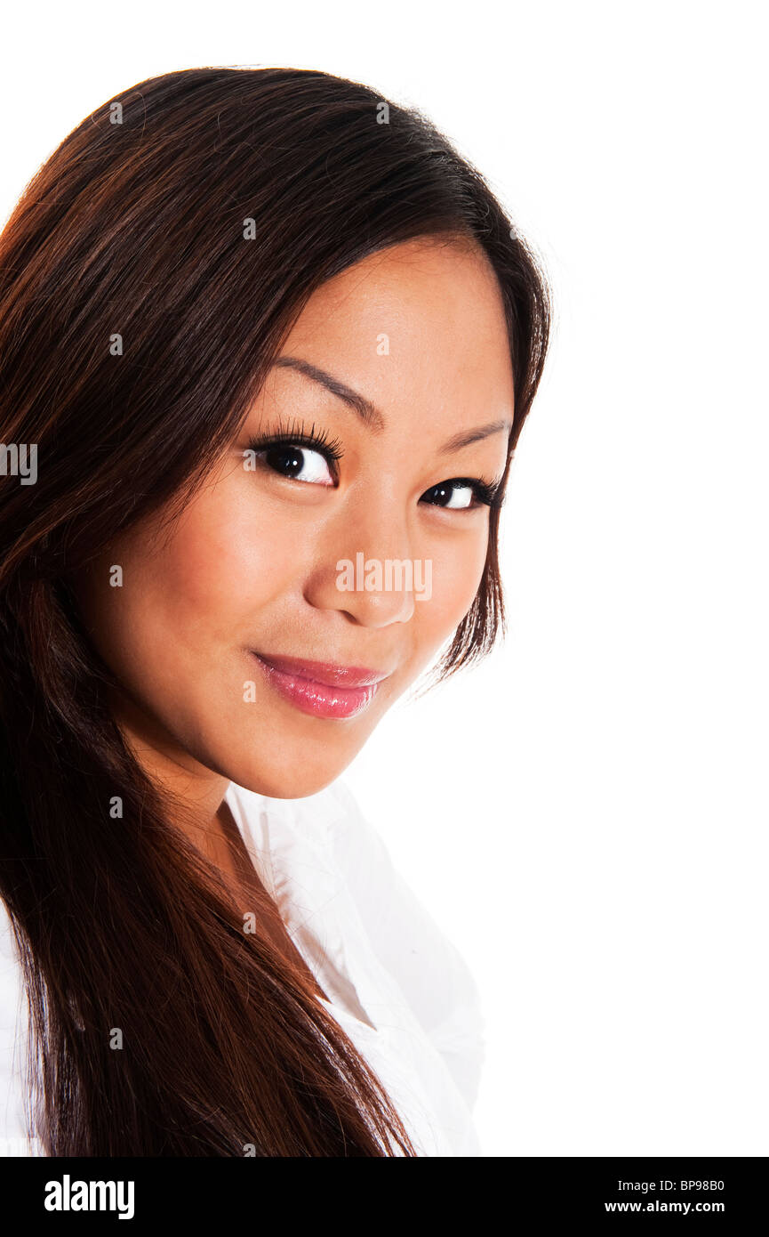 Bella sorridente ragazza asiatica, visto contro uno sfondo bianco Foto Stock