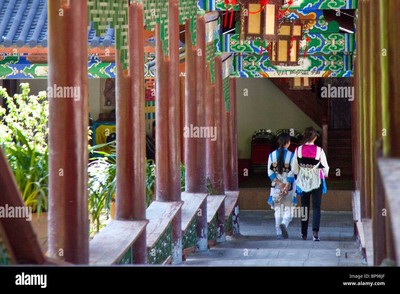 Corridoio nel Mu residenza familiare, la città vecchia di Lijiang, nella provincia dello Yunnan in Cina Foto Stock