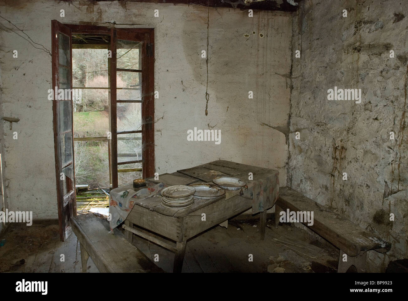 Casa abbandonata in campagna. Foto Stock
