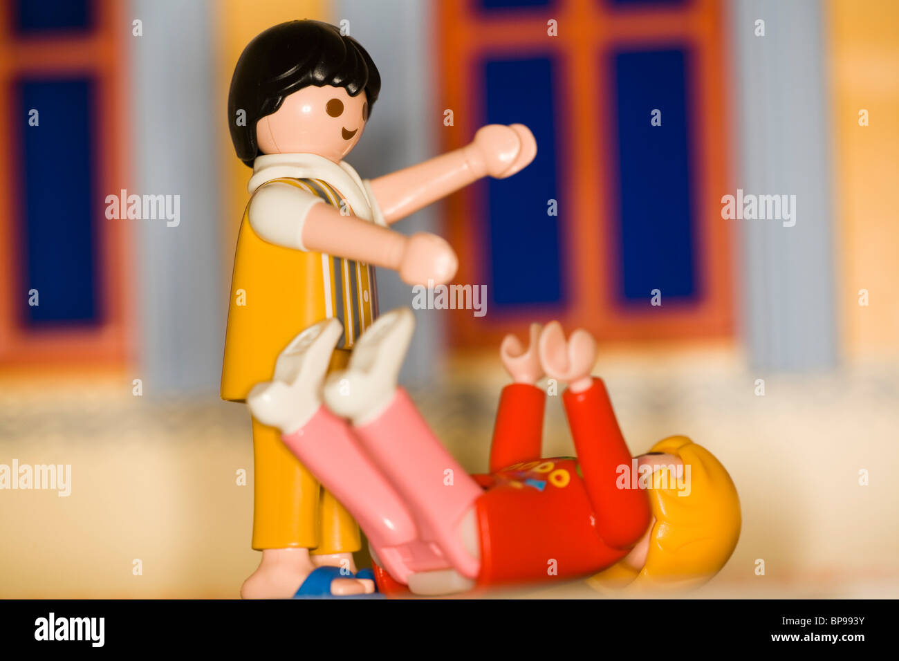 Una rappresentazione simbolica della violenza contro le donne Foto Stock