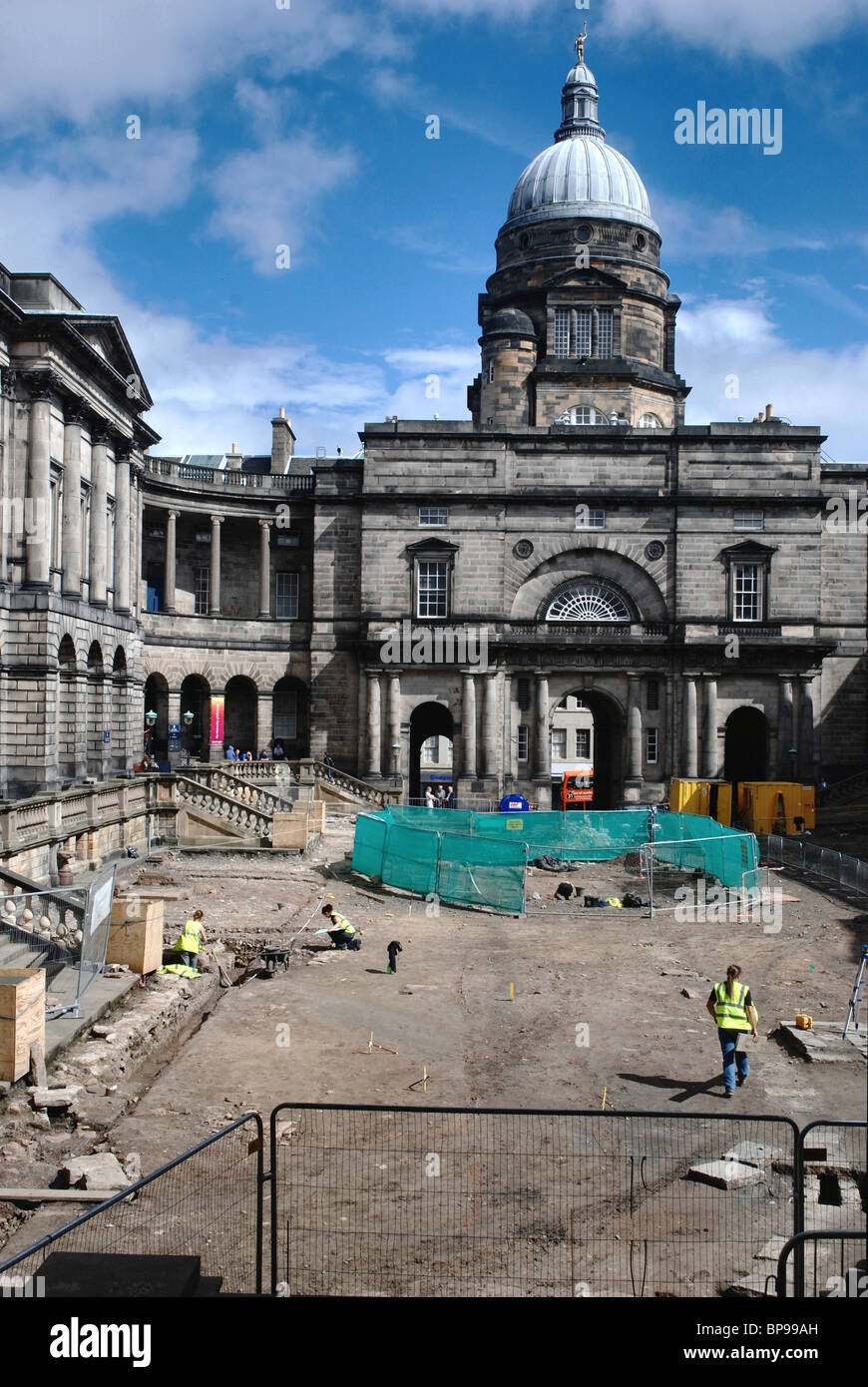 Gli scavi archeologici che si svolgono in un quadrangolo del vecchio collegio, Università di Edimburgo, Scozia Foto Stock