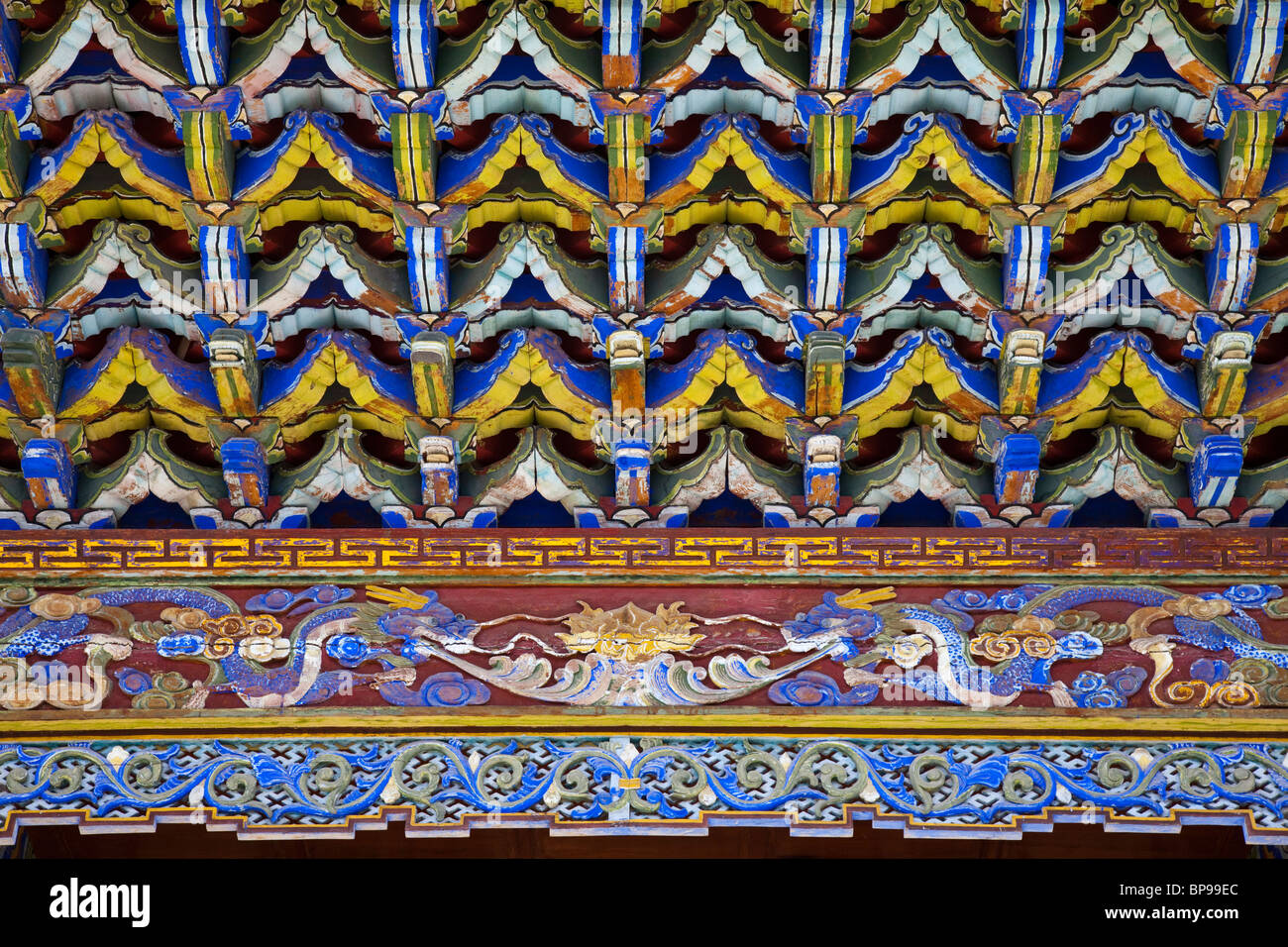 Cornicione decorativo sotto il tempio buddista a Mu residenza familiare, la città vecchia di Lijiang, nella provincia dello Yunnan in Cina Foto Stock