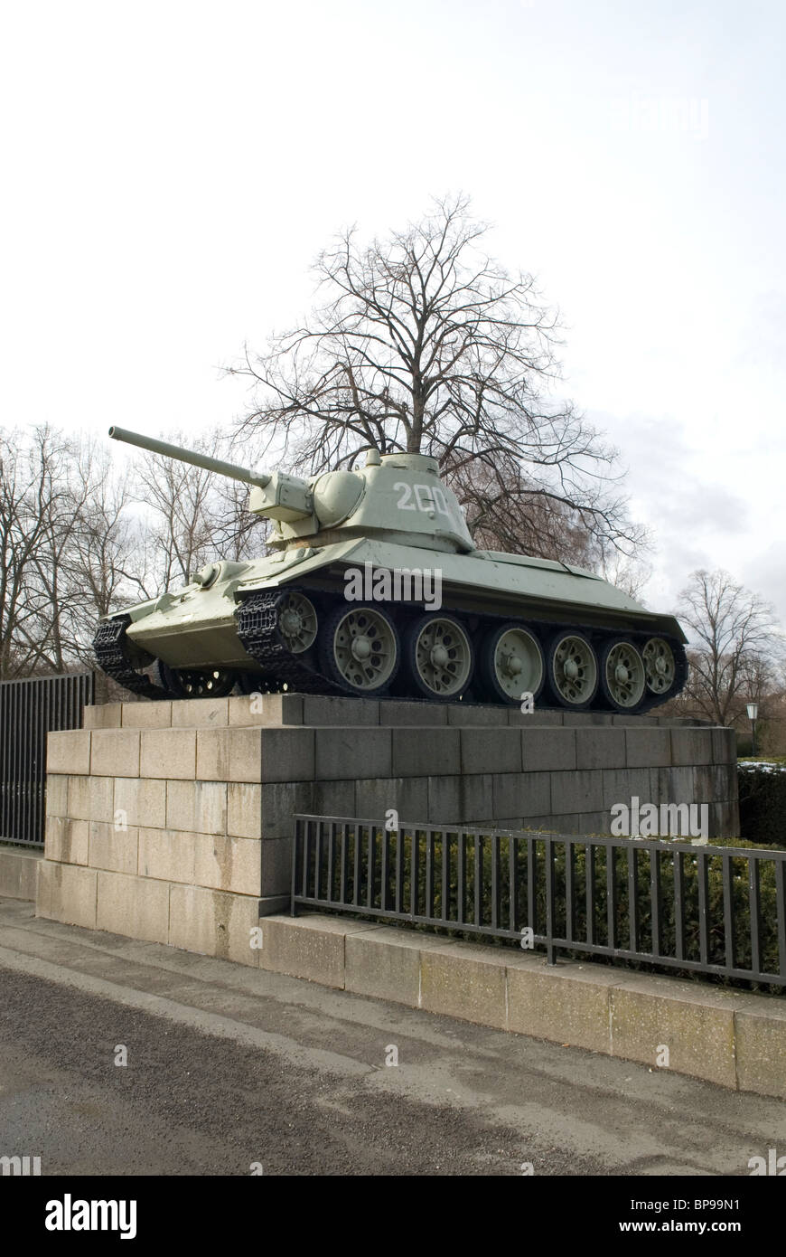 Serbatoio sul display in guerra sovietica memorial Tiergarten Berlino Germania Foto Stock