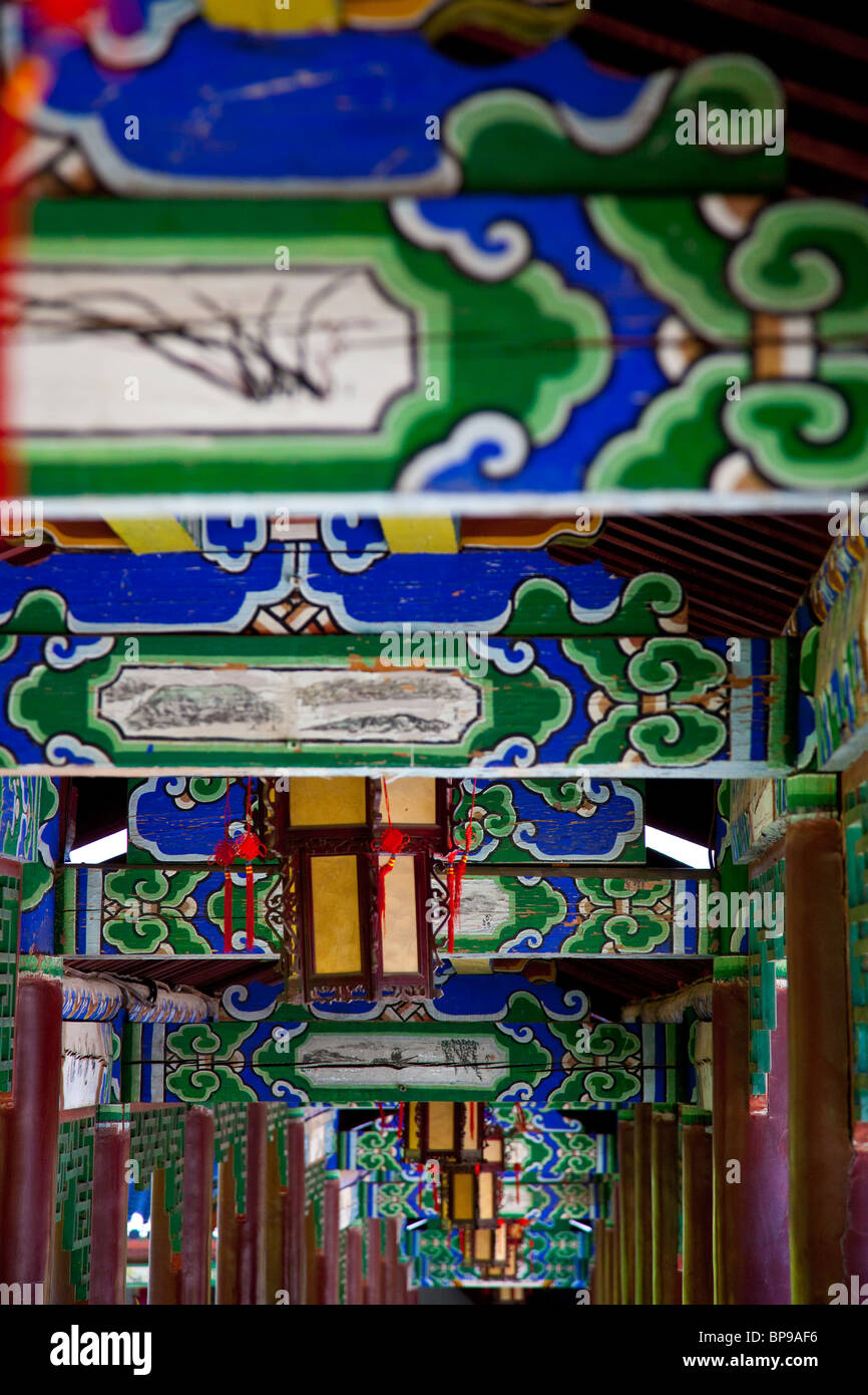 Corridoio interno della famiglia um Mansion, la città vecchia di Lijiang, nella provincia dello Yunnan in Cina Foto Stock