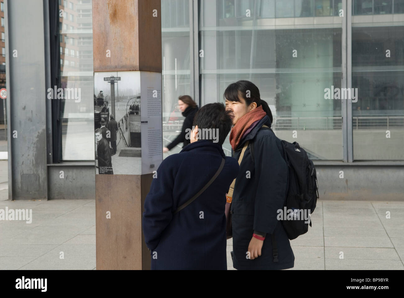 Turisti asiatici nella città di Berlino Germania Foto Stock