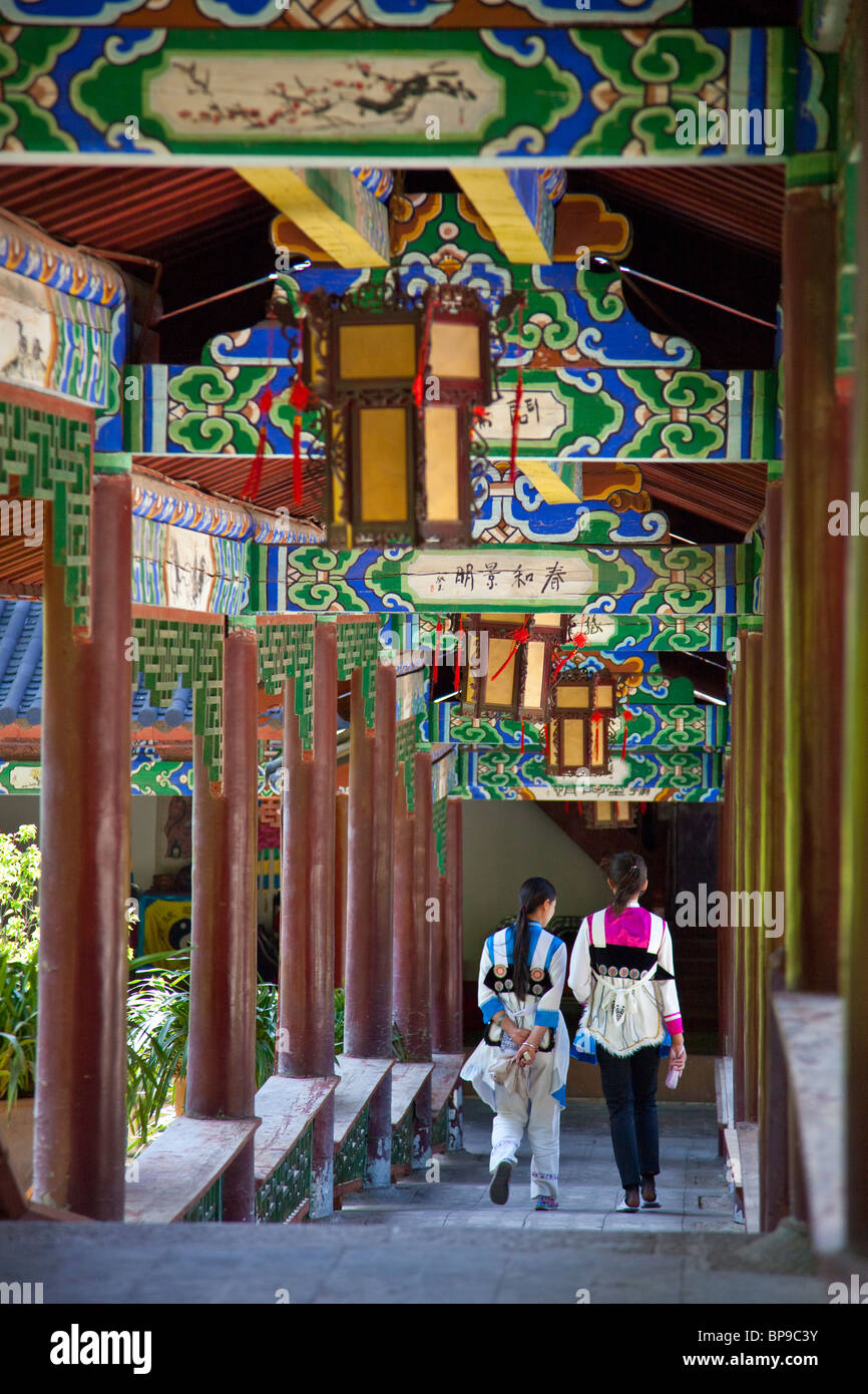 Corridoio nel Mu residenza familiare, la città vecchia di Lijiang, nella provincia dello Yunnan in Cina Foto Stock