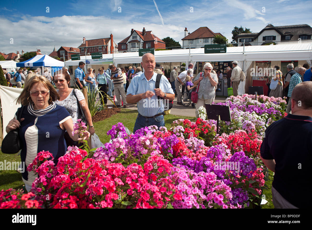 Regno Unito, Inghilterra, Merseyside Southport Flower Show, visitatori al vivaio di stallo colorato di vendita delle scorte in fiore Foto Stock