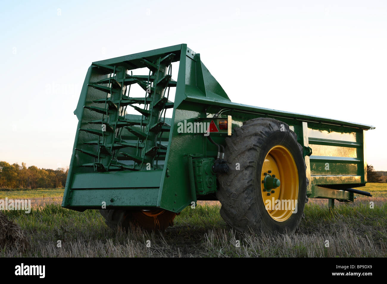 Concime agricolo dello spanditore in sunset, Danimarca Foto Stock