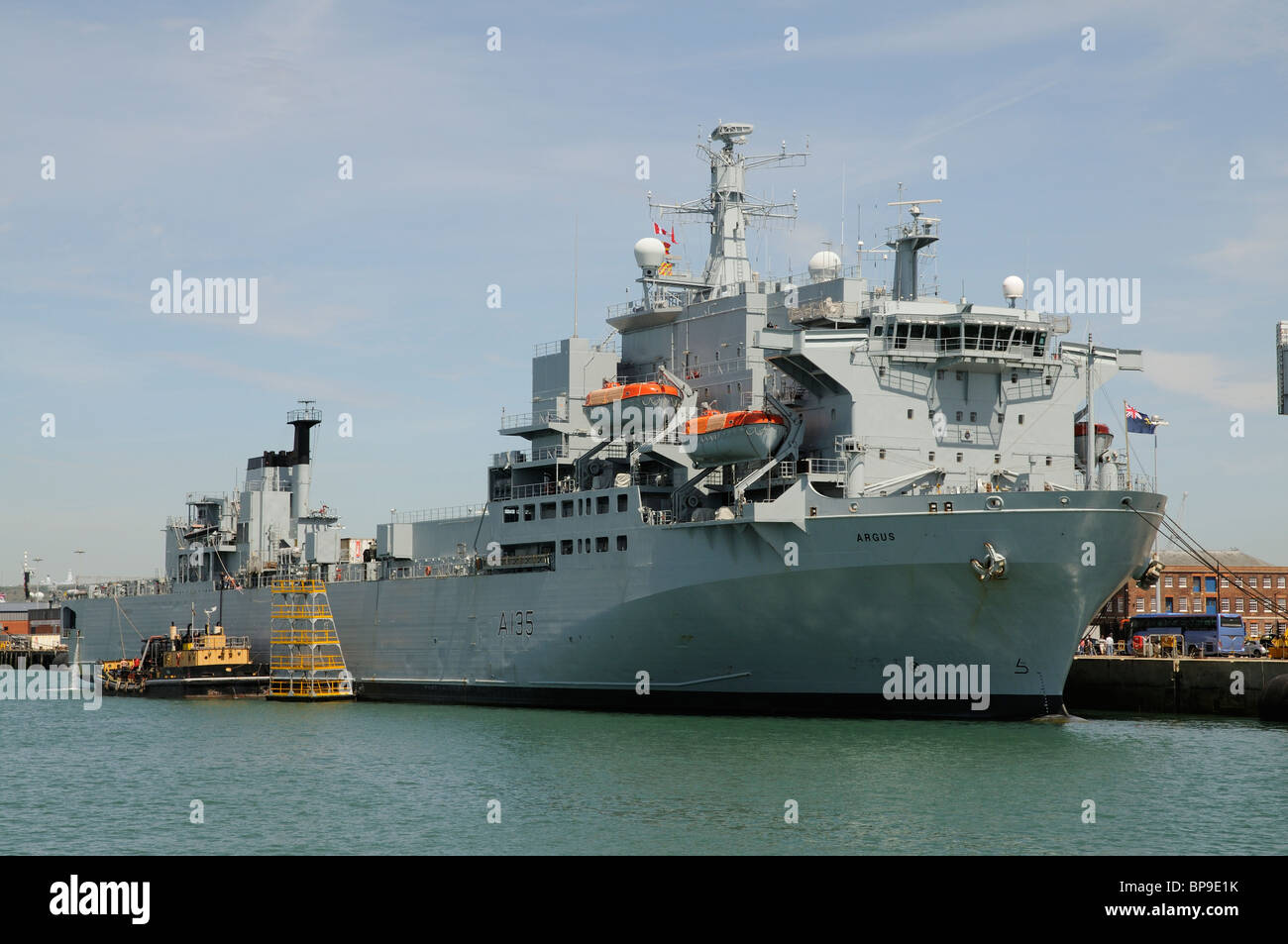 RFA Angus una flotta reale di servizio ausiliario a fianco della nave RN Portsmouth Dockyard Southern England Regno Unito Foto Stock