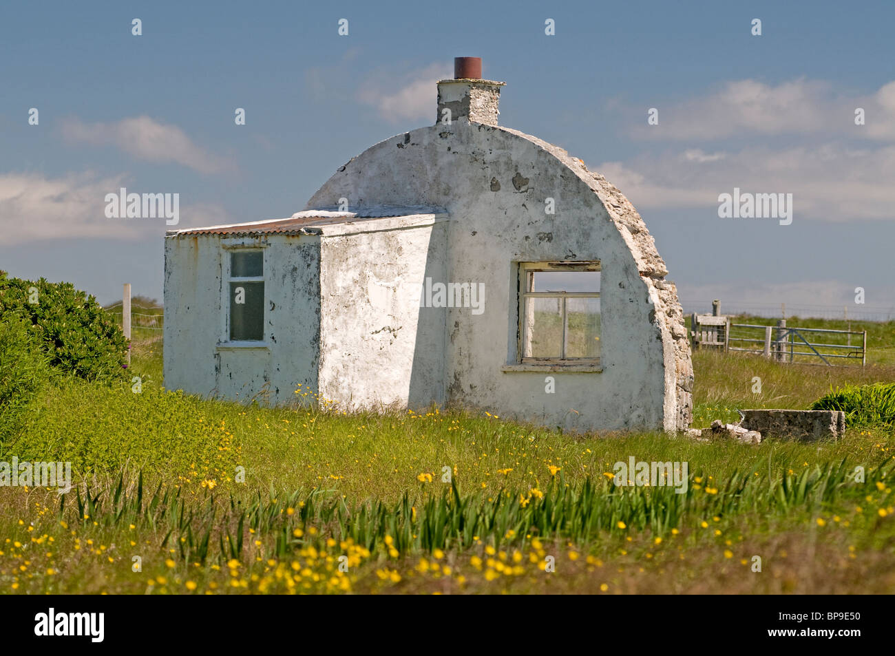 Il recognizeable gable end resti di una capanna Nissena, Isle of Berneray, Ebridi Esterne, Western Isles. SCO 6352 Foto Stock