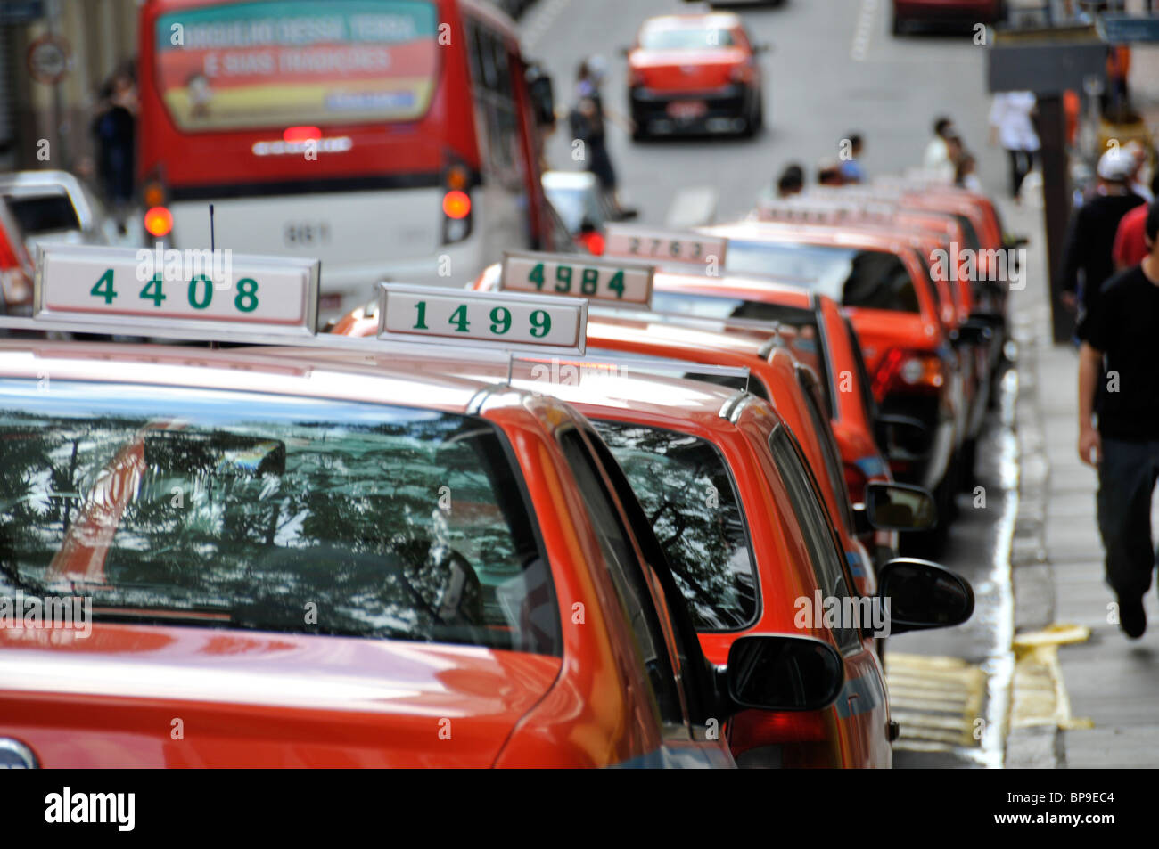 Linea di taxi parcheggiato dal lato del marciapiede, downtown, Porto Alegre, Rio Grande do Sul - Brasile Foto Stock