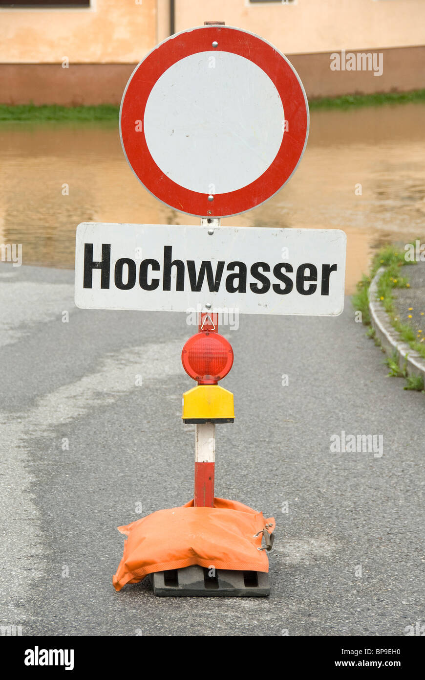Segno di inondazione di fronte strada allagata, Waldviertel, Austria Inferiore, Austria, Europa Foto Stock