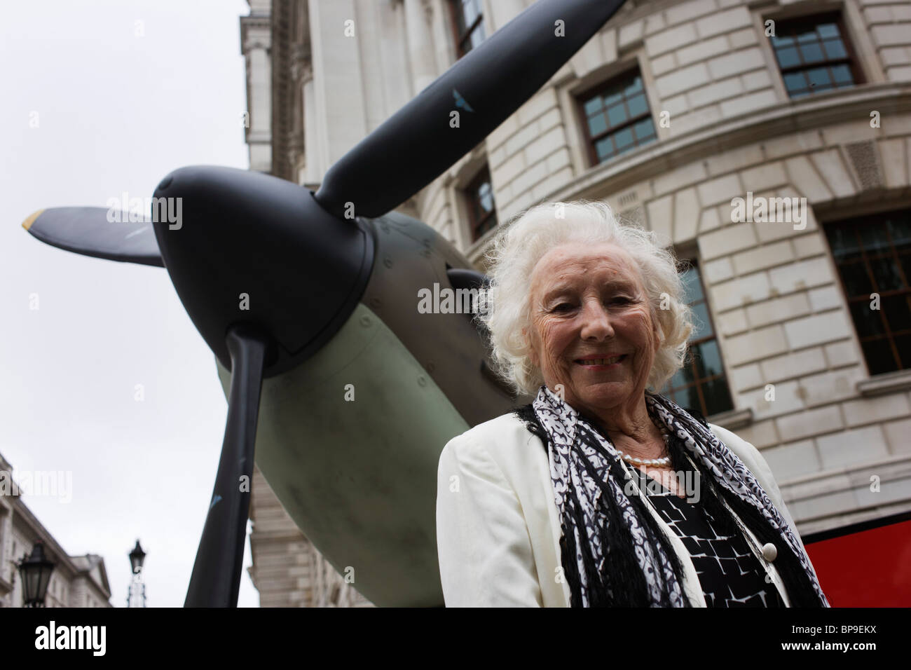 Dame Vera Lynn fa la sua comparsa nei pressi di Spitfire aereo da combattimento al settantesimo anniversario di WW2 battaglia della Gran Bretagna. Foto Stock