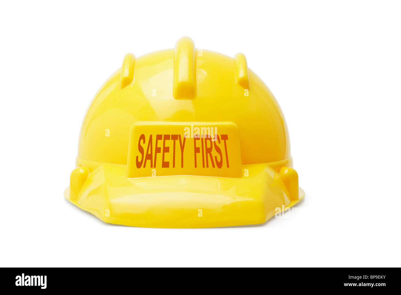 La sicurezza prima di tutto di compressori hardhat giallo su sfondo bianco Foto Stock