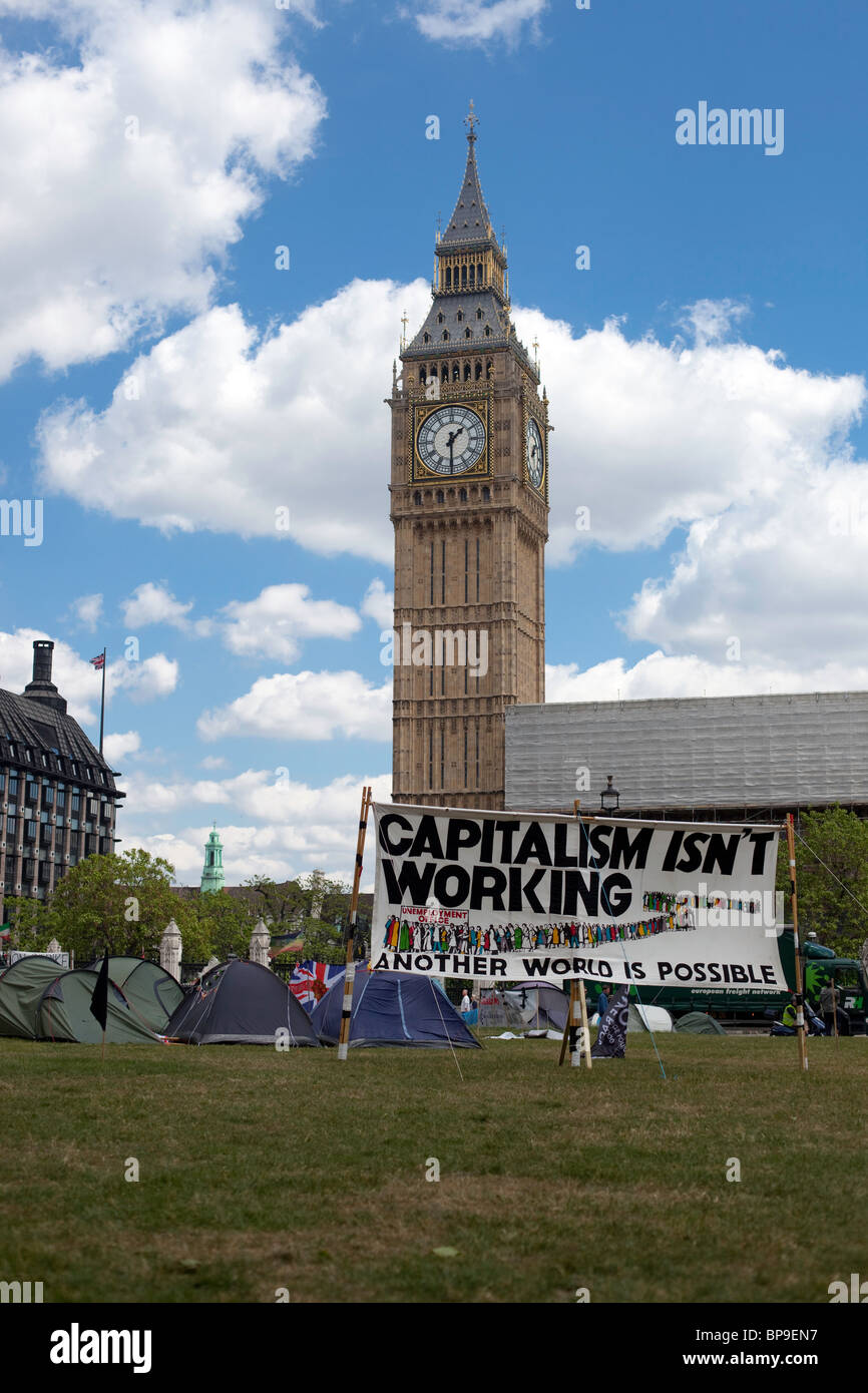 Una democrazia protestare su piazza del Parlamento di fronte al palazzo del parlamento di Londra. Foto Stock