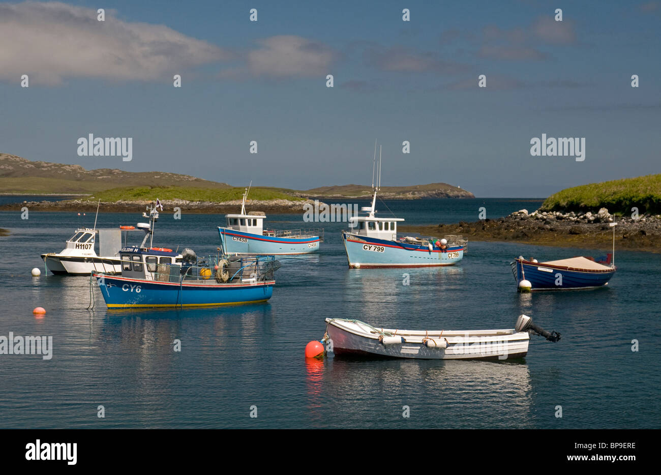 Barche da pesca ormeggiate a Lochmaddy, North Uist, Ebridi Esterne, Scozia. SCO 6365 Foto Stock