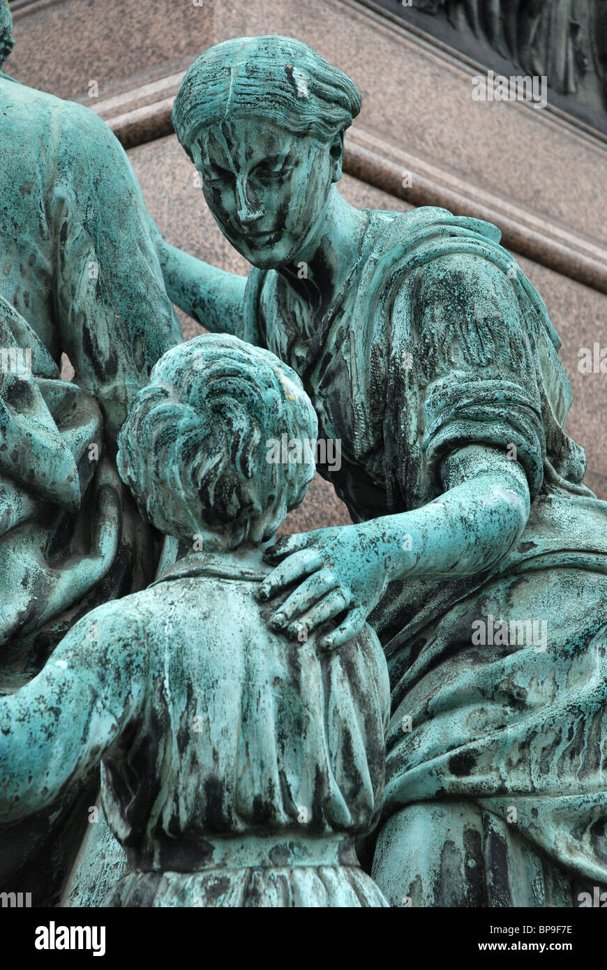 Le figure intorno alla base della statua equestre del principe Alberto (1819-61) da Sir John di acciaio in Charlotte Square, Edimburgo. Foto Stock