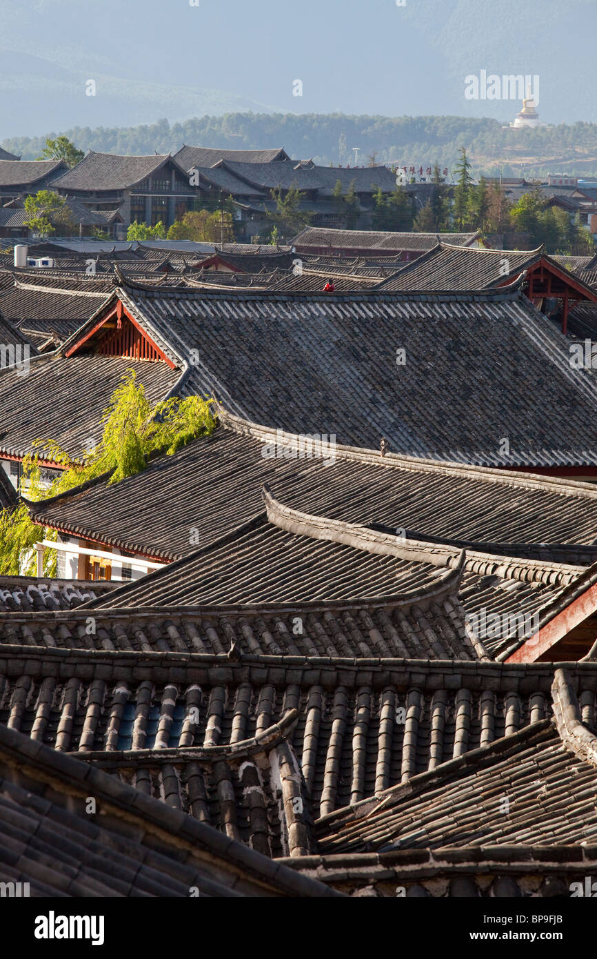 Vista sui tetti della città vecchia di Lijiang, nella provincia dello Yunnan in Cina Foto Stock