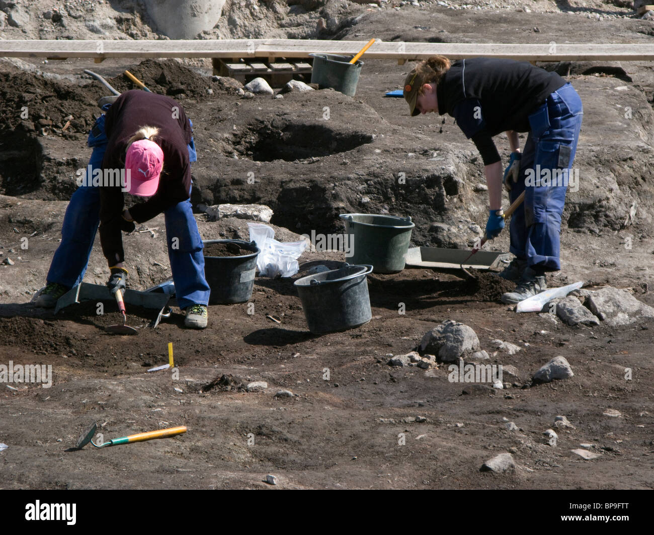Lo scavo archeologico a Nyköping, Svezia, per studiare i resti della città medievale, XII al XVI secolo. Foto Stock