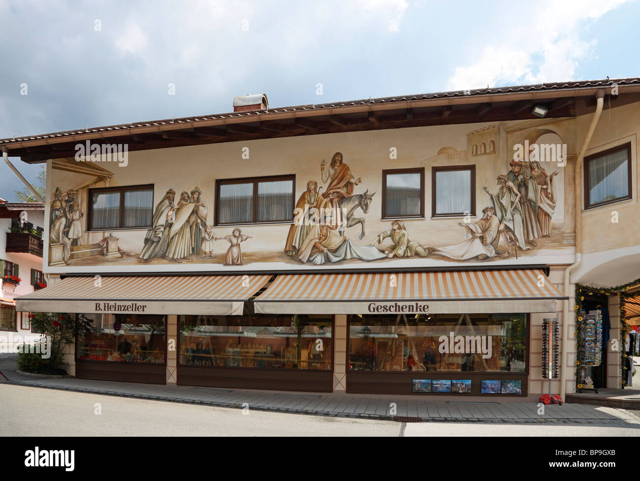 Tipico il murale sulla casa centro di Oberammergau vicino a Garmisch-Partenkirchen, Baviera nella Germania meridionale. La Grimm fiaba. Foto Stock