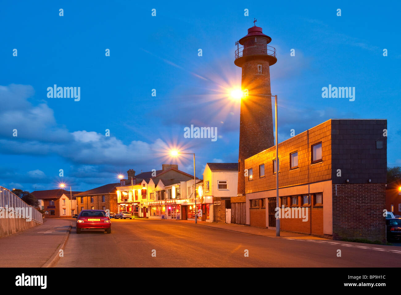 Gorleston il lungomare e il faro al tramonto sulla costa di Norfolk Foto Stock