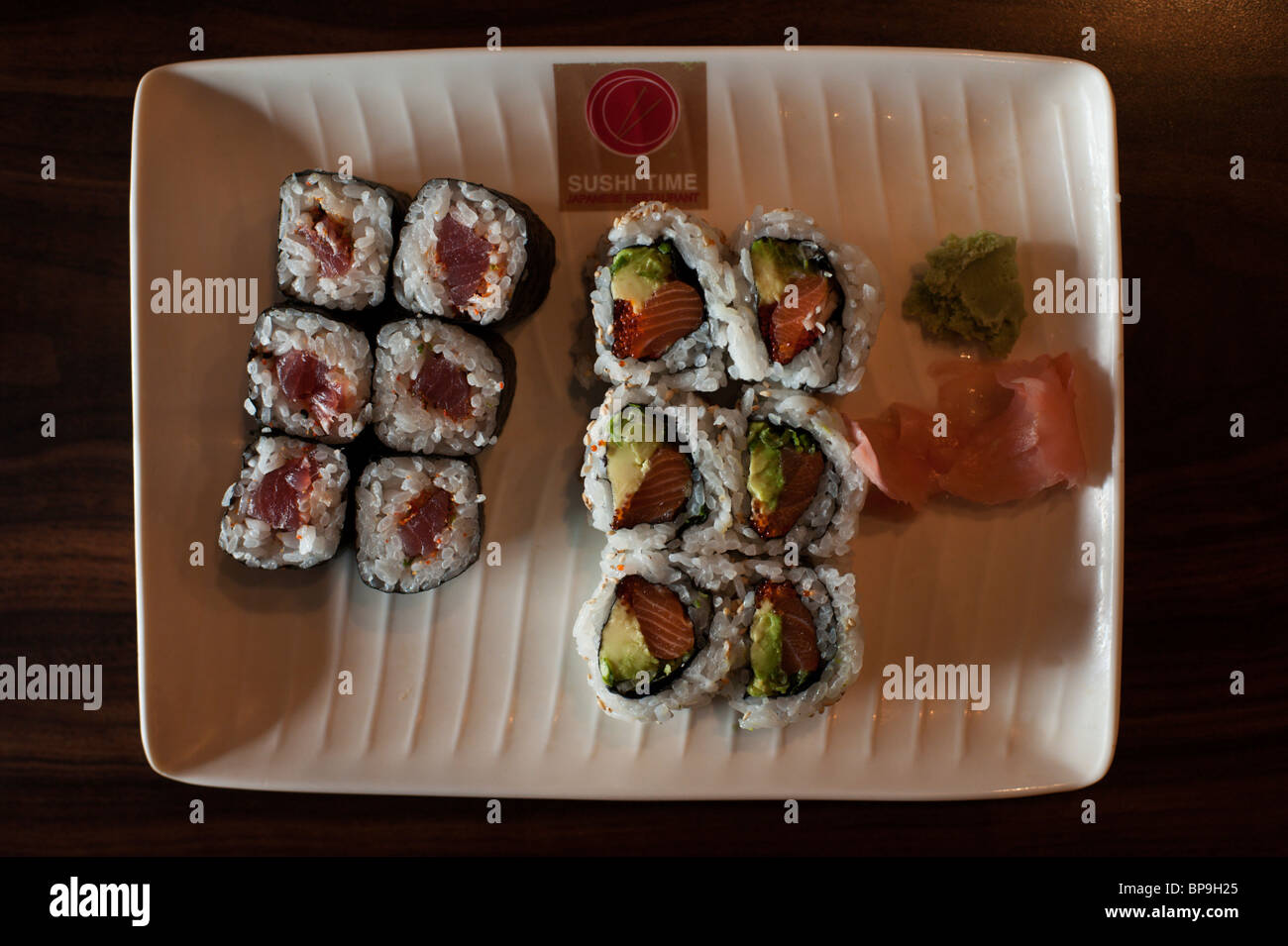 Un piccante Rotolo di tonno e un dentro e fuori il rotolo di avocado e salmone condividono una piastra al "tempo ushi' ristorante a Toronto. Foto Stock