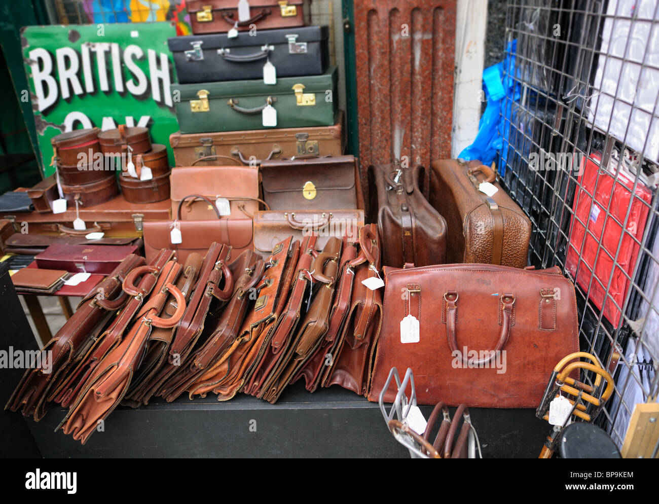 Selezione di vecchia pelle borse da viaggio / ventiquattrore su una strada del mercato in stallo. Il fuoco selettivo sulla bancata anteriore. Foto Stock