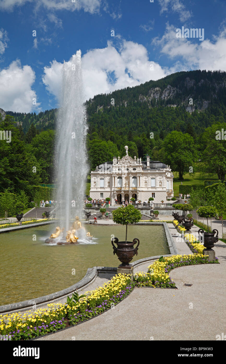 La grande vasca con la fontana dorato gruppo "Flora e putti' presso Linderhof Palace in Germania nel sud-ovest della Baviera vicino a Ettal. Foto Stock