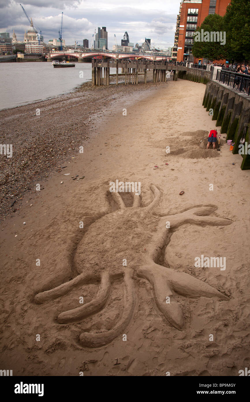 Il granchio la scultura di sabbia sul fiume Tamigi spiaggia vicino Gabriel's Wharf, Southbank, Londra, Inghilterra, Regno Unito. Foto Stock