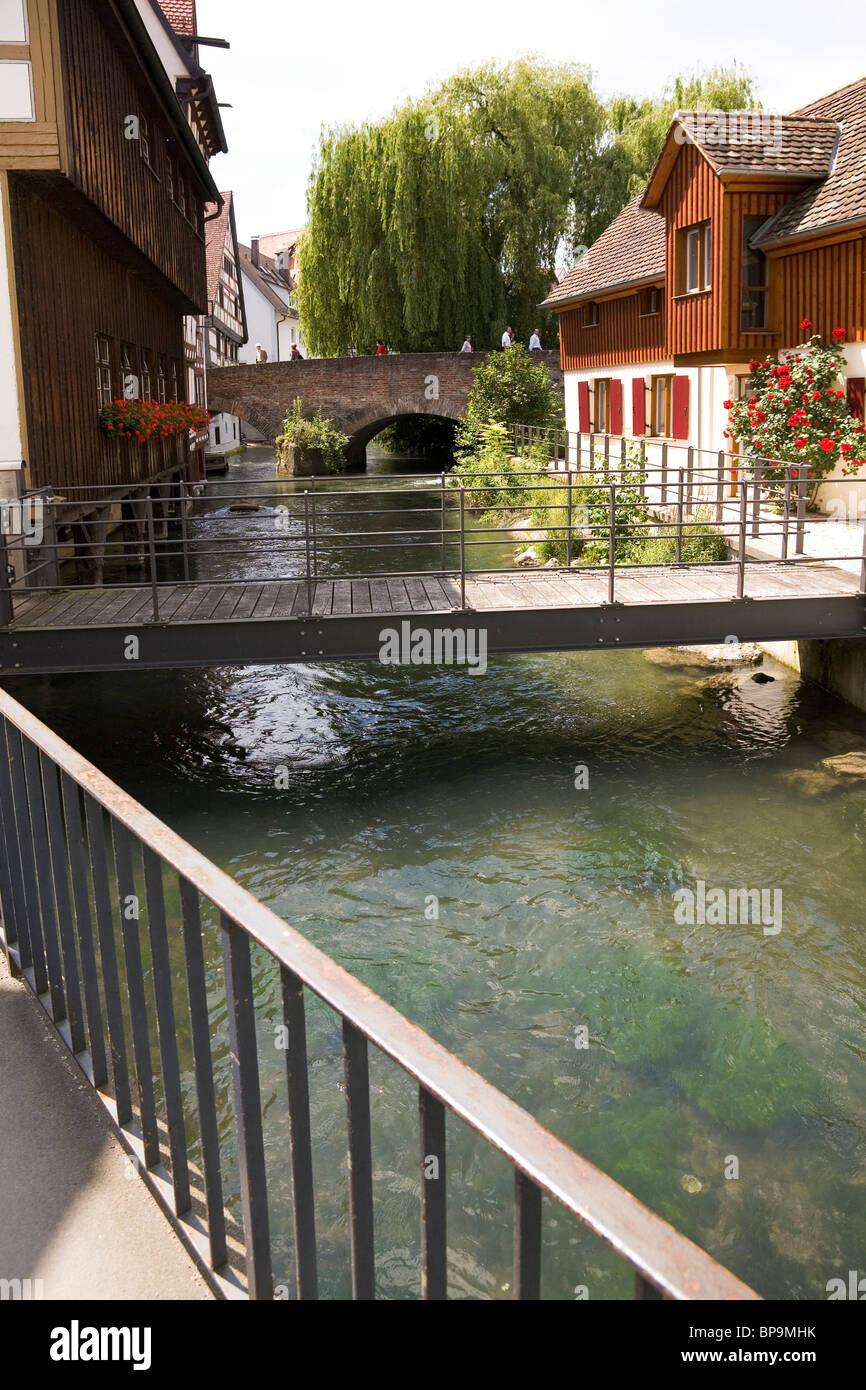 Camminamenti e un ponte attraversare la via navigabile del Fischerviertel a Ulm in Germania. Foto Stock