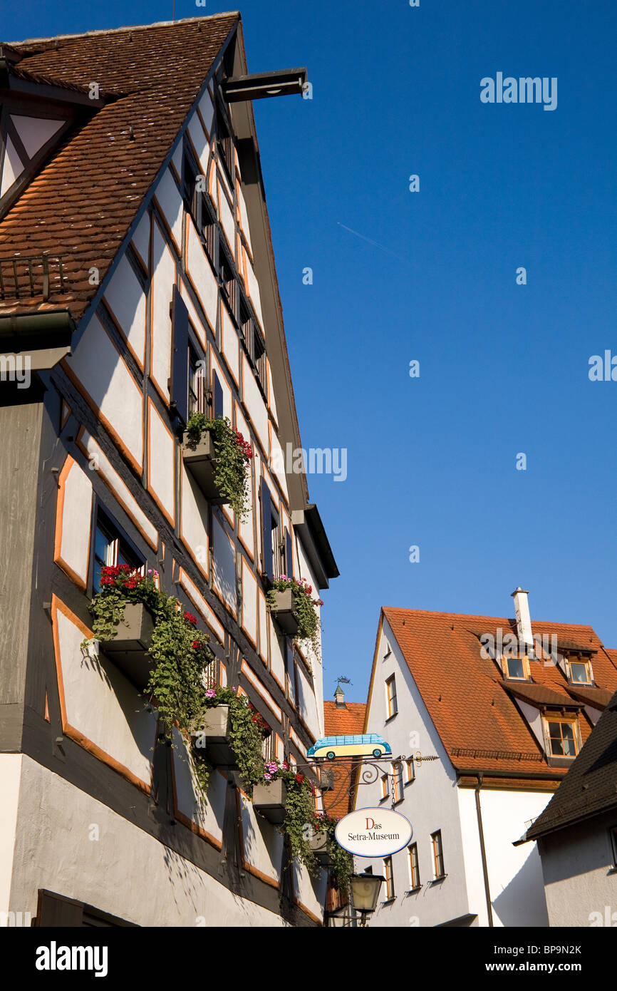 Centro storico a struttura mista in legno e muratura alloggiamento è una delle attrazioni turistiche che richiama gente per il Fischerviertel a Ulm in Germania. Foto Stock