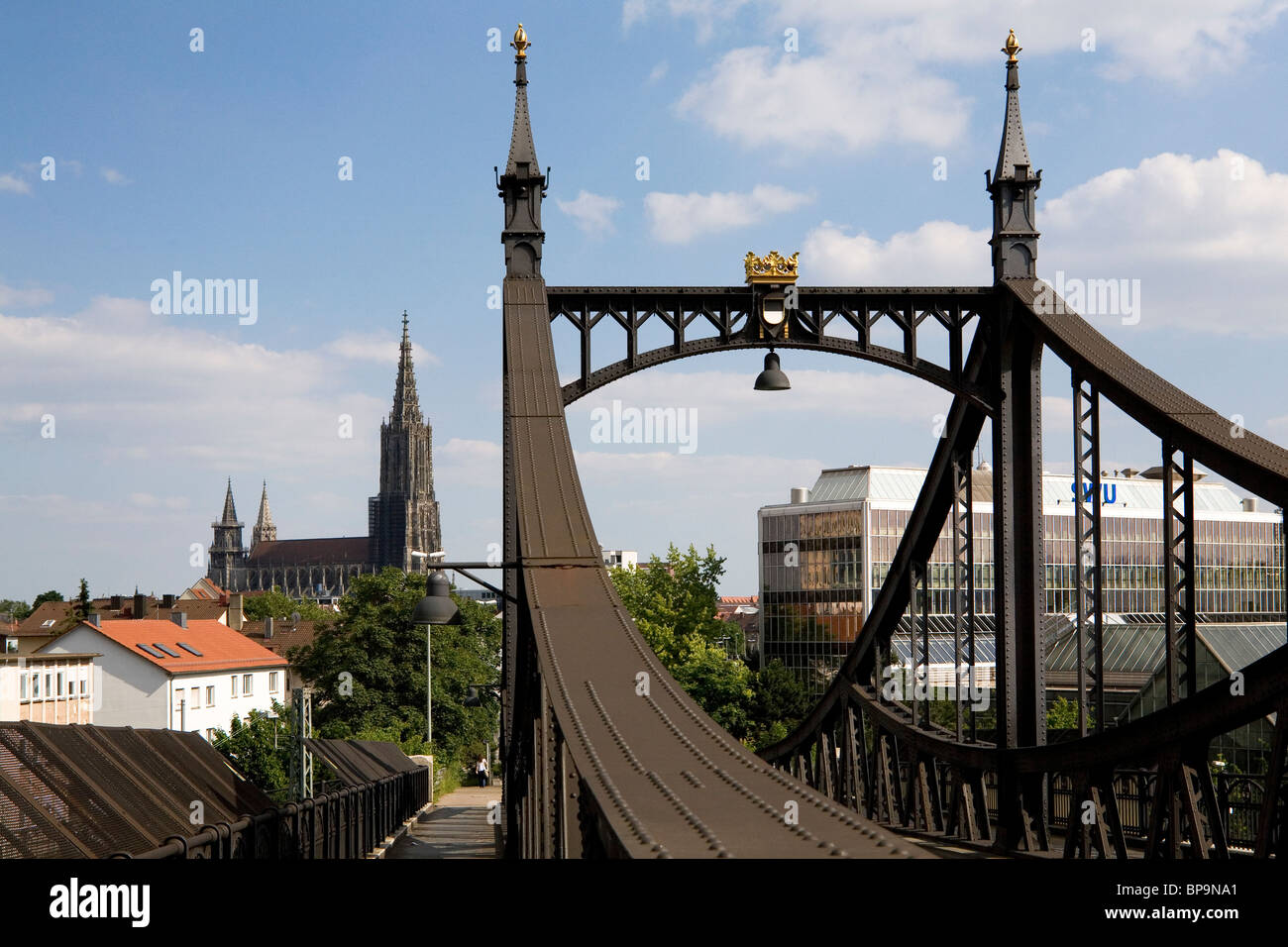 Ulm Minster sorge oltre il Neutor Bruecke (Nuovo Gate Bridge) a Ulm in Germania. Foto Stock