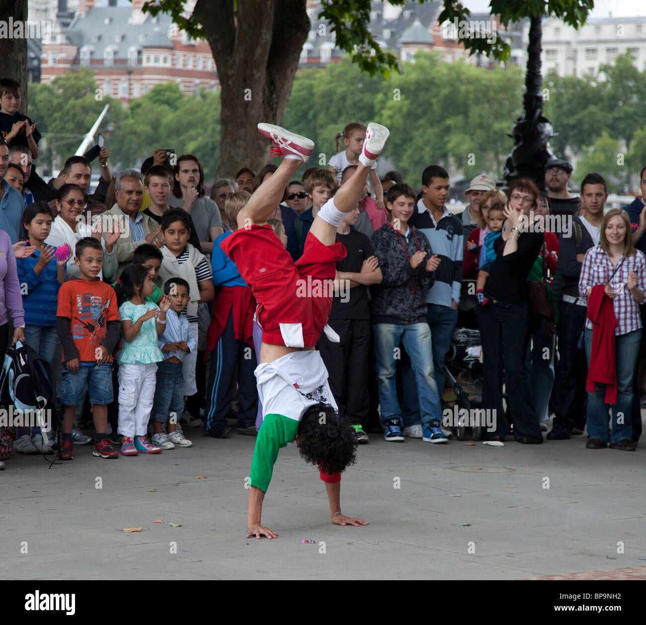 Breakdance prestazioni, Queen's Walk Southbank, Londra, Regno Unito. Foto Stock