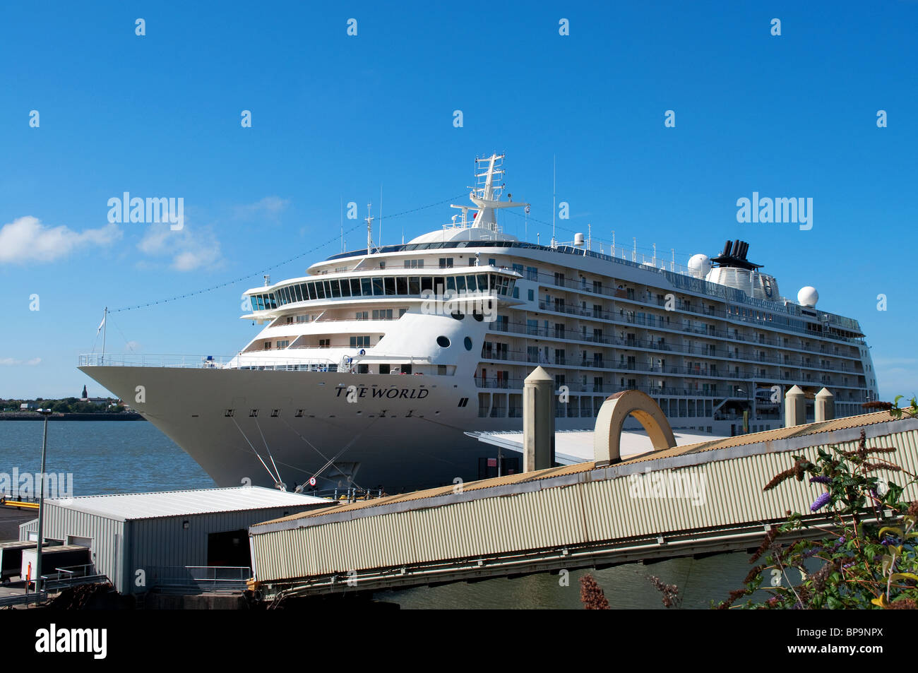 ' Il mondo ' lussuosa nave da crociera ancorata al Pier Head in Liverpool, Regno Unito Foto Stock