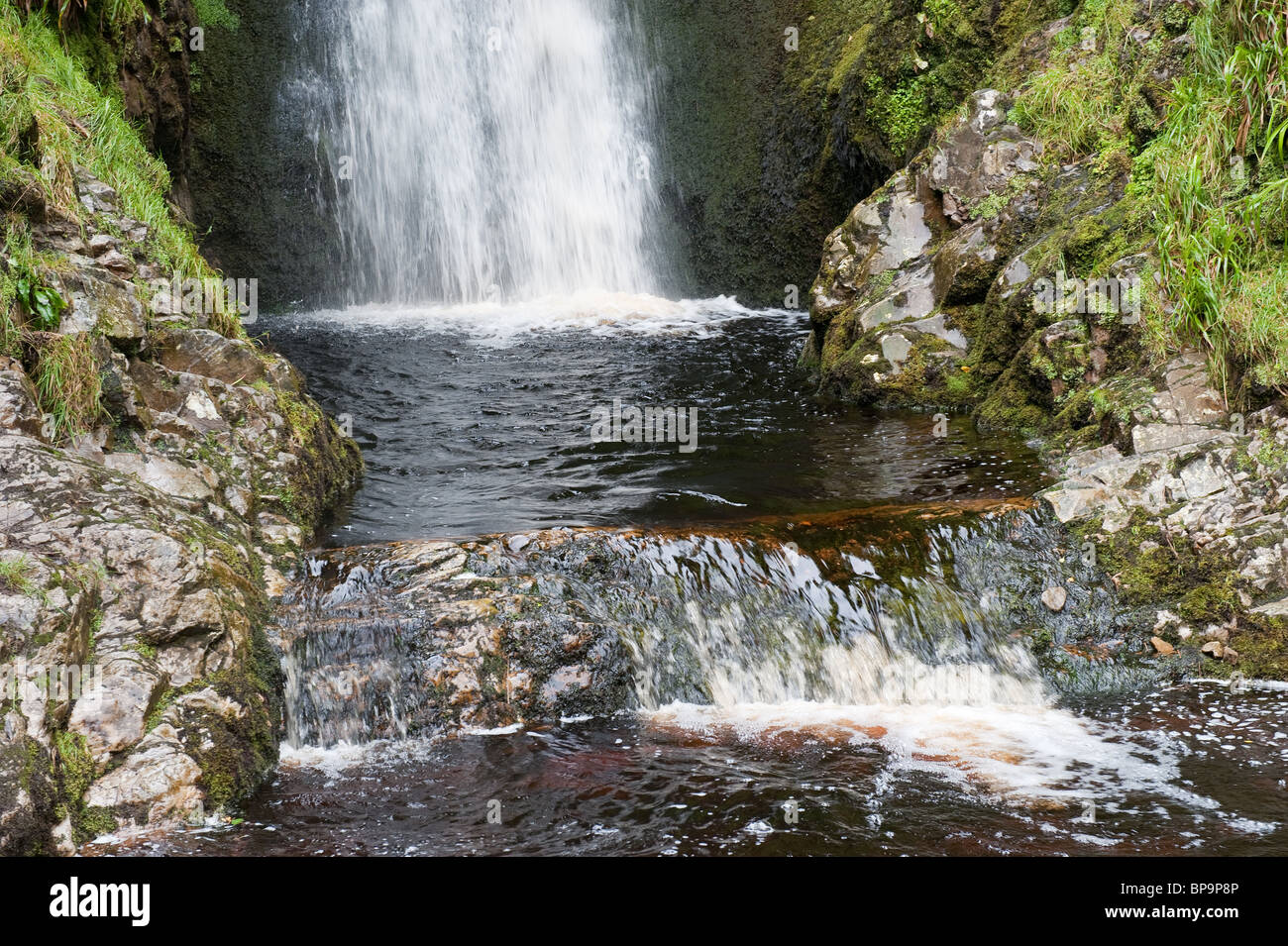 Acqua bella cascata nel lato del paese Foto Stock